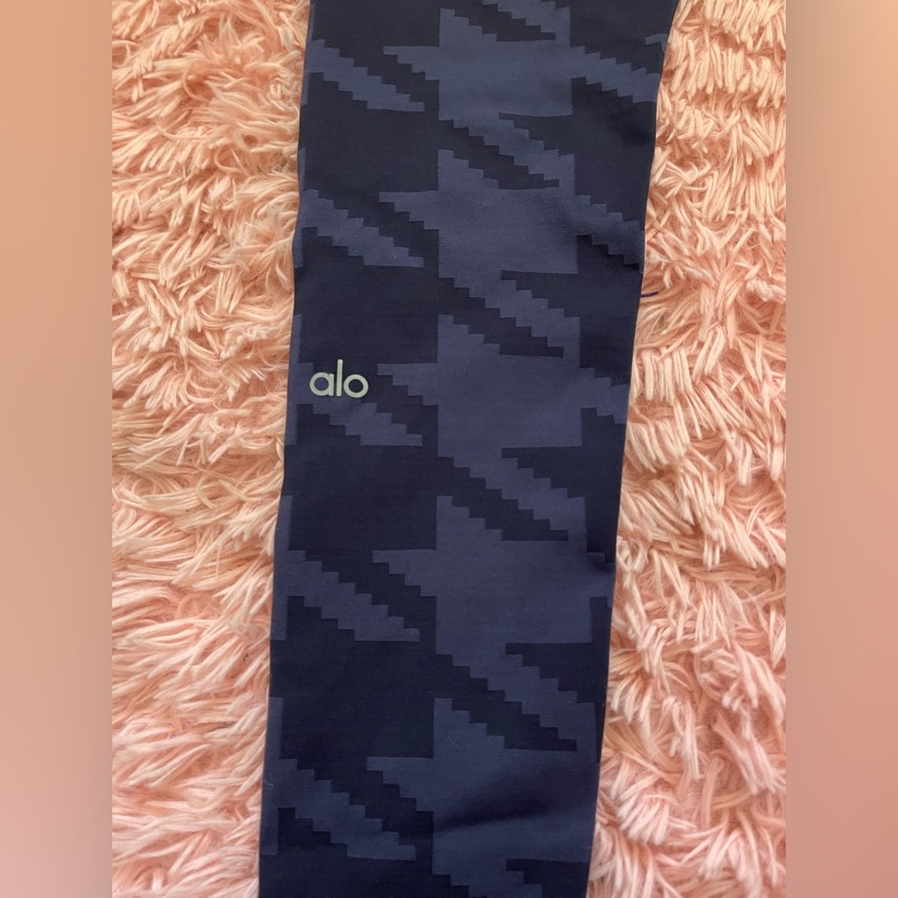 Alo Yoga High Waisted Leggings Navy Camo Houndstooth Print Athletic Size M 7/8 - Picture 3 of 6